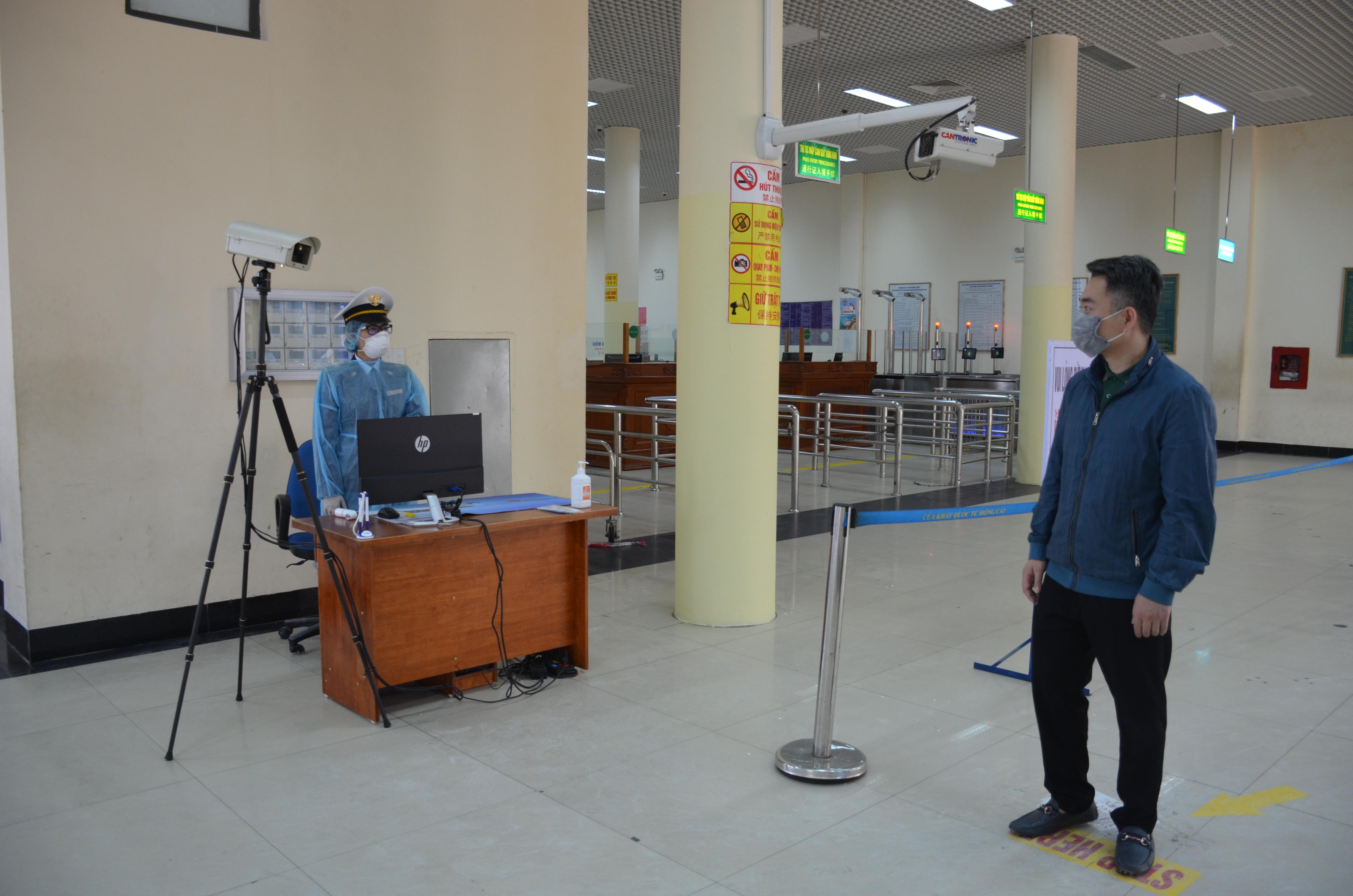 TP Móng Cái lắp máy đo thân nhiệt tại khu vực cửa khẩu nhằm kiểm soát, phòng chống dịch bệnh Covid-19. Ảnh: Nguyễn Hoa