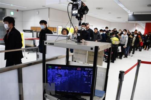 Thiết bị cảm biến nhiệt được sử dụng để kiểm tra thân nhiệt của hành khách tại sân bay Narita ở Chiba, Nhật Bản ngày 23/1/2020. Ảnh: AFP/TTXVN