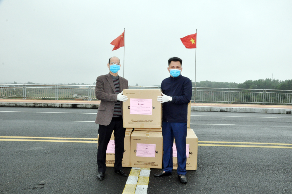 Sở GTVT Quảng Ninh (Việt Nam) trao tặng 50.000 khẩu trang y tế cho Ty GTVT Quảng Tây (Trung Quốc).