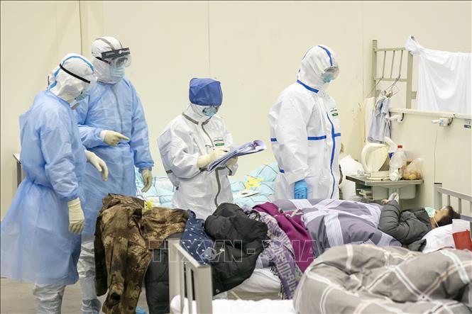 Nhân viên y tế điều trị cho bệnh nhân nhiễm virus Corona chủng mới tại bệnh viện dã chiến ở Vũ Hán, tỉnh Hồ Bắc, Trung Quốc, ngày 10/2/2020. Ảnh: THX/TTXVN