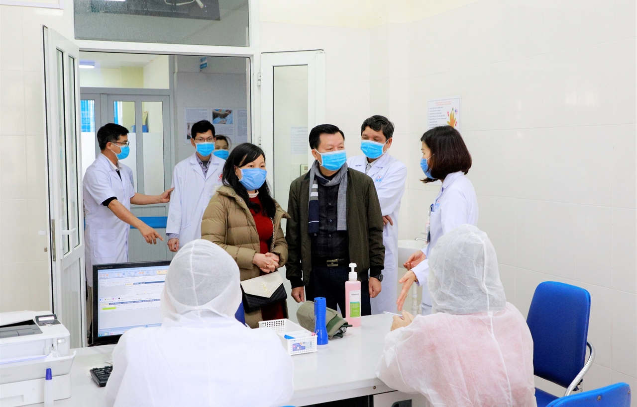 Cán bộ Trung tâm Kiểm soát bệnh tật tỉnh kiểm tra, giám sát công tác phòng chống dịch bệnh Covid-19 tại Trung tâm Y tế huyện Đầm Hà.