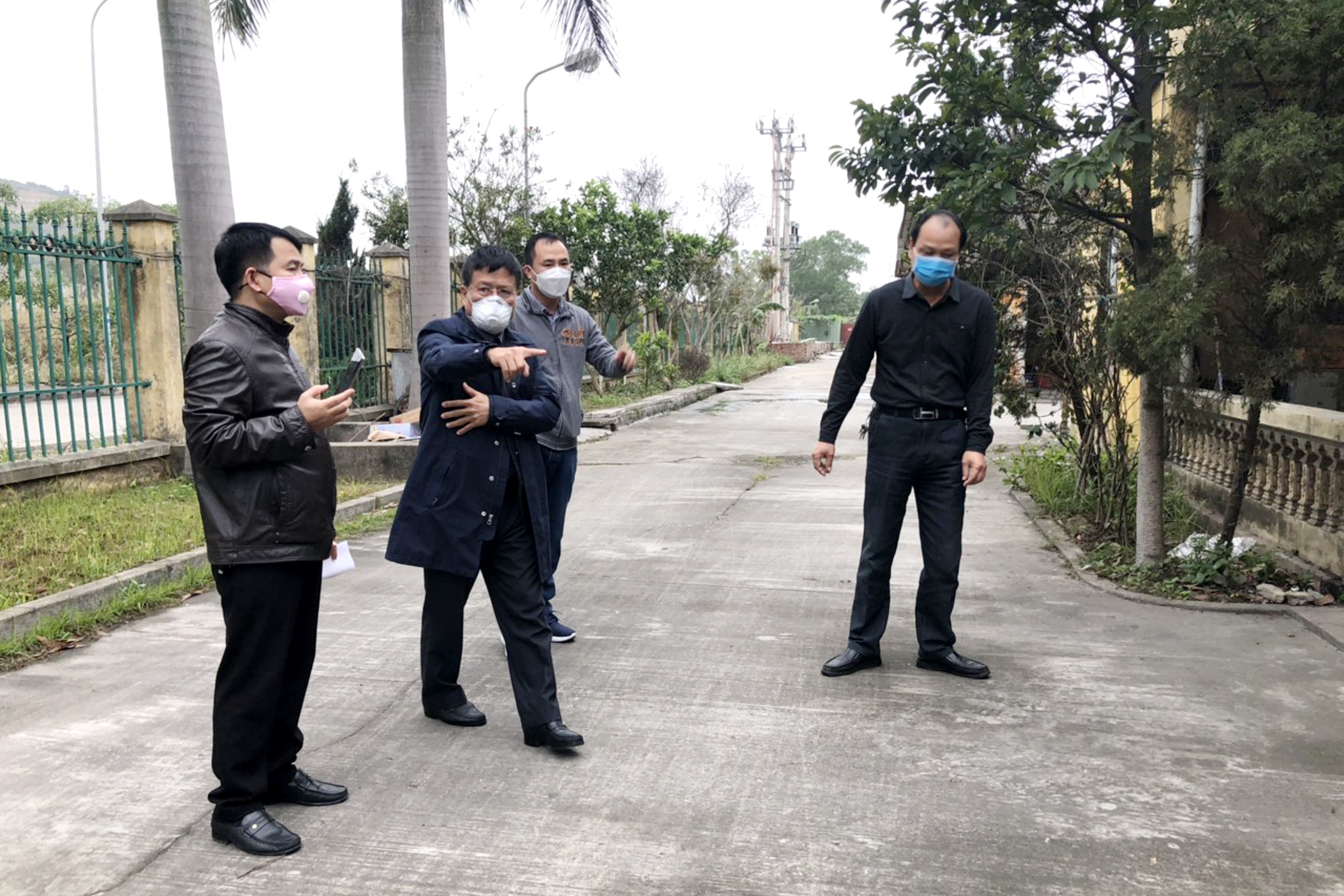 Đồng chí Nguyễn Mạnh Tuấn, Giám đốc Ban Quản lý Khu kinh tế cùng tổ công tác kiểm tra công tác phòng, chống dịch Covid - 19 tại KCN 