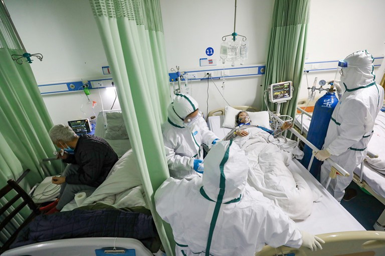 Trong khi cả số ca nhiễm và số ca tử vong do covid-19 đều tăng đột biến ở Trung Quốc, WHO và giới chuyên gia vẫn thận trọng khi đưa ra các dự báo. Ảnh minh họa: Reuters