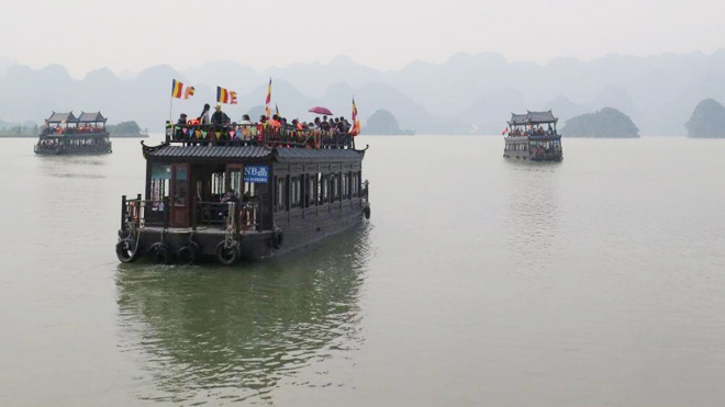 Các tàu chở khách du lịch tại hồ Tam Chúc thường xuyên chở quá tải.