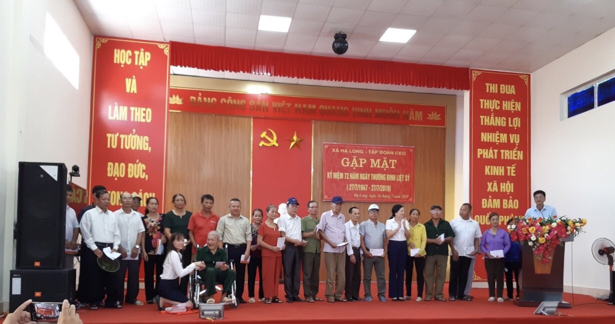 CEO Vân Đồn trao tặng các phần quà ý nghĩa cho 138 hộ gia đình chính sách tại xã Hạ Long (Vân Đồn).