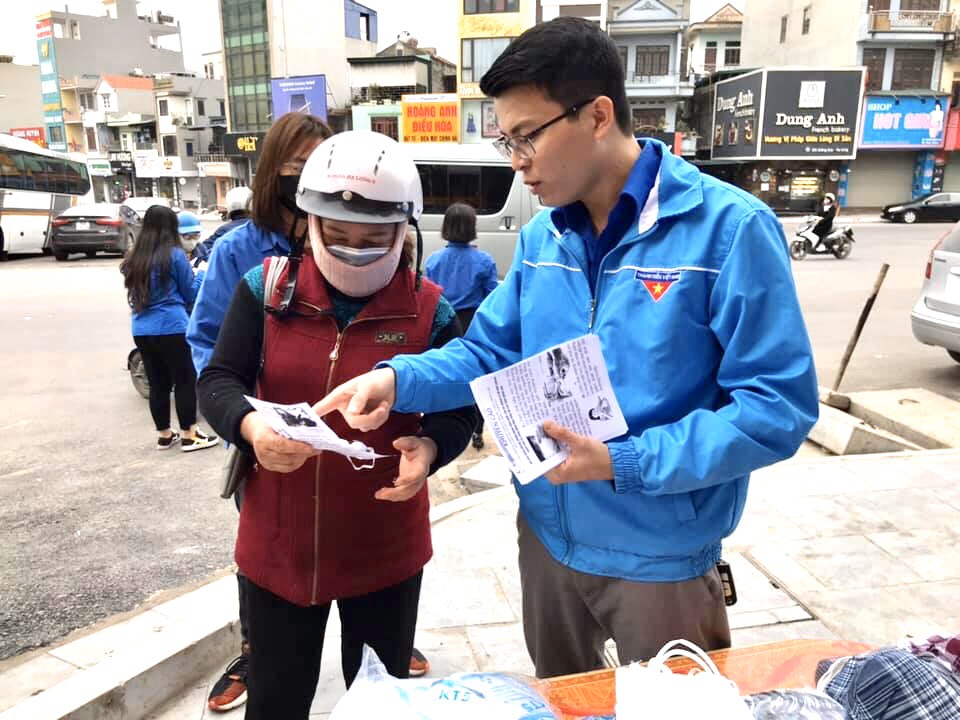 Đoàn viên thanh niên phường Giếng Đáy, TP Cẩm Phả tuyên truyền cách phòng trách dịch bệnh Covid-19 cho người dân trên địa bàn.