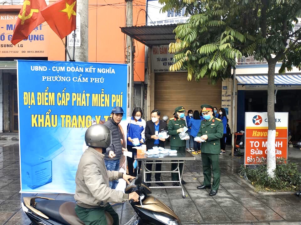 Cụm đoàn kết nghĩa phường Cẩm Phú, TP Cẩm Phả phát khẩu trang miễn phí cho người dân trên địa bàn.