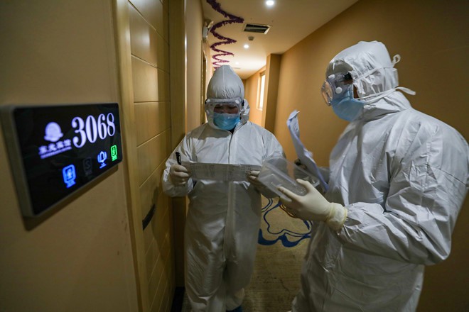 Nhân viên y tế tại khu vực cách ly bệnh nhân ở Vũ Hán ngày 3/2. (Ảnh: AFP).