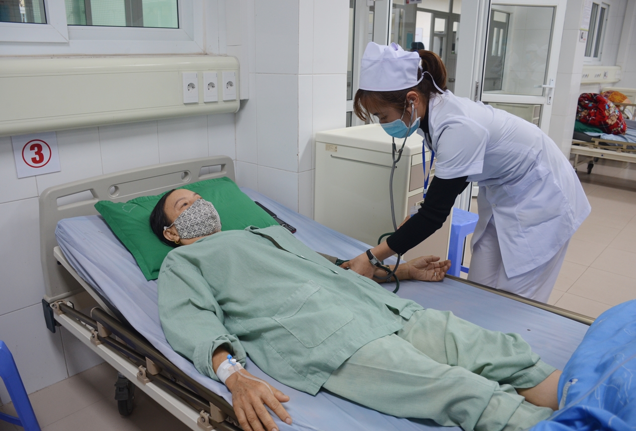 Nhân viên y tế Bệnh viện Đa khoa Hạ Long thăm khám cho người bệnh.