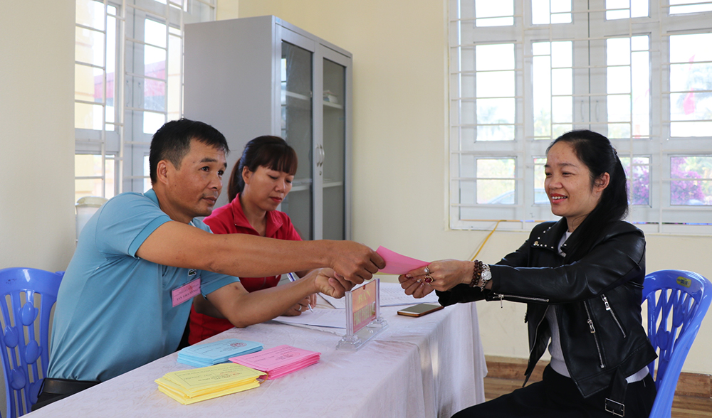 Cán bộ phường Trưng Vương tận tình hướng dẫn người dân bỏ phiếu bầu cử thôn khu