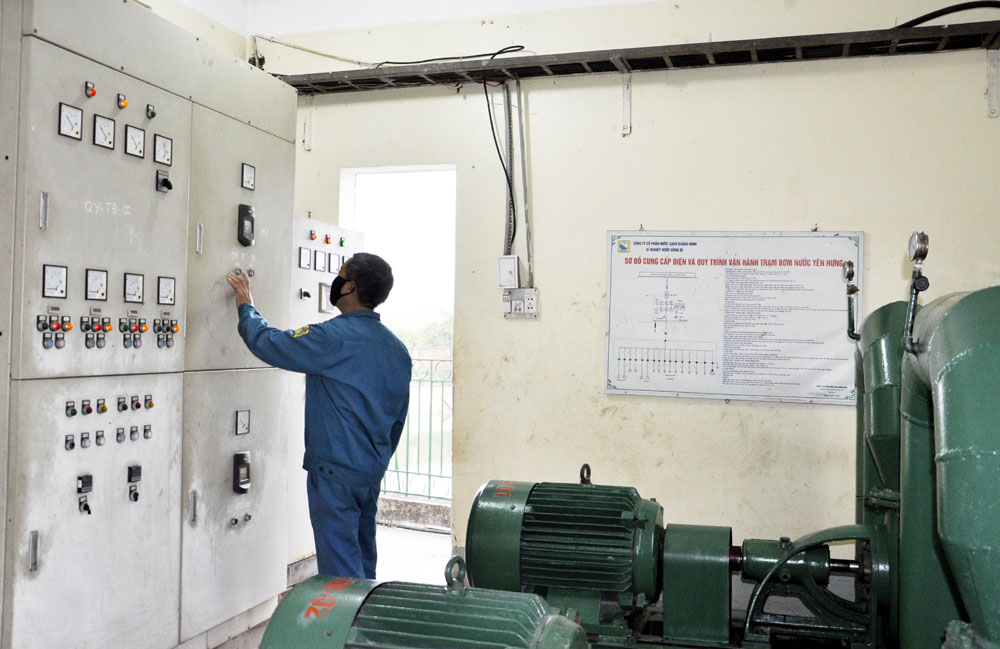 Vận hành trạm xử lý nước tại Nhà máy nước Quảng Yên.