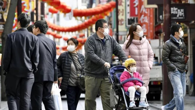 Người dân Nhật Bản đeo khẩu trang phòng chống Covid-19 trên đường phố Tokyo. (Ảnh: KyodoNews)