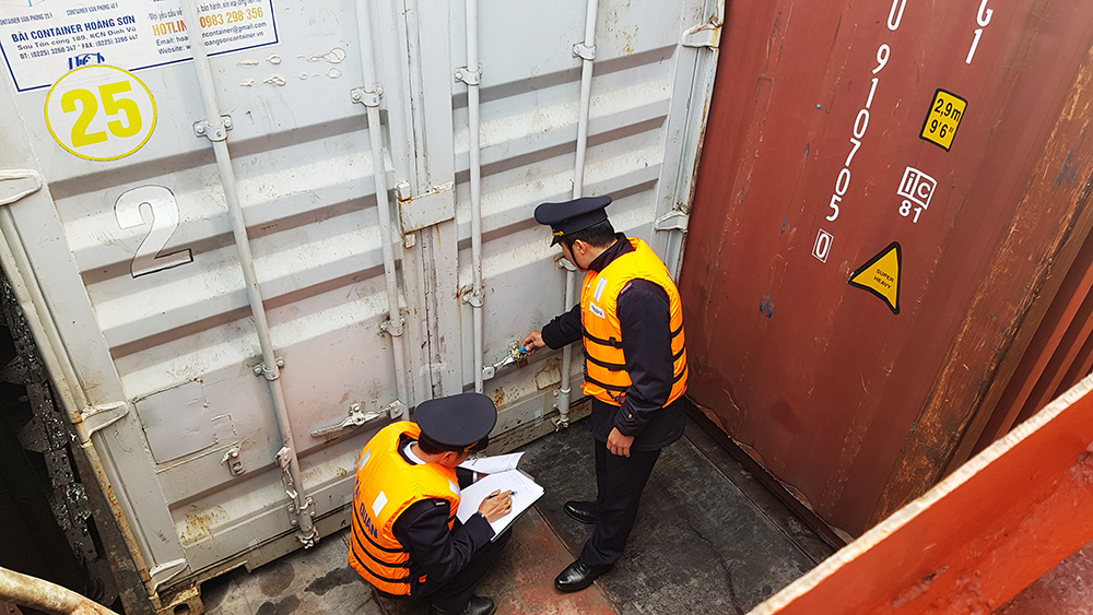 CBCC Chi cục Hải quan Cửa khẩu Cảng Vạn Gia kiểm tra niêm phong hàng hóa tại Cảng Vạn Gia.