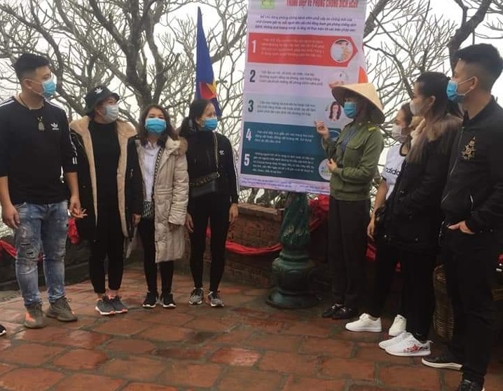 Tuyên truyền phòng chống dịch bệnh Covid-19 cho khách du lịch tham quan Yên Tử.