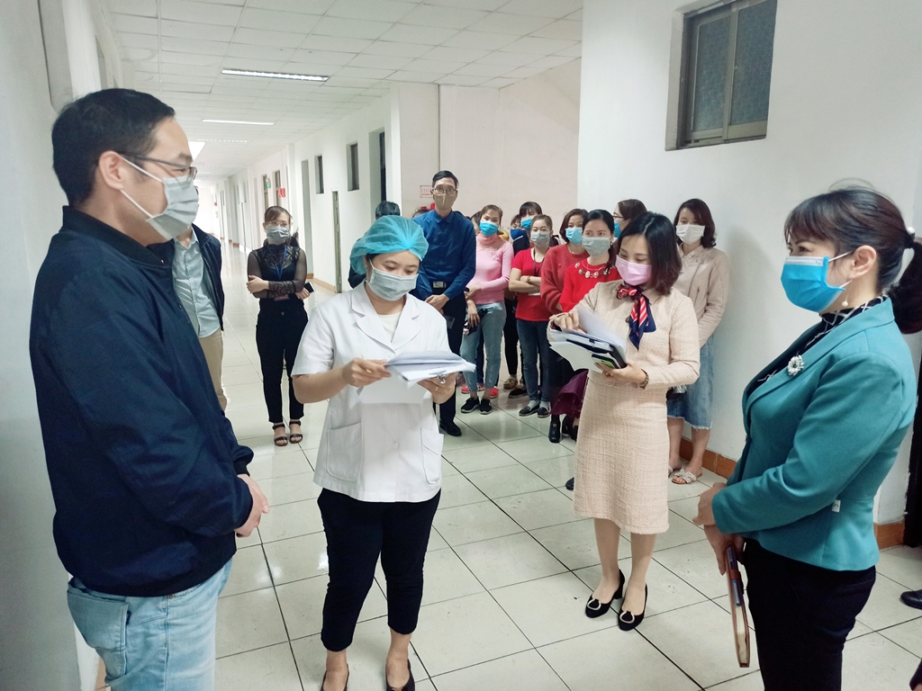 các ban ngành chức năng thành phố Uông Bí hỏi thăm và kiểm tra tình hình sức khoẻ của các chuyên gia Trung Quốc làm việc tại Công ty TNHH Sao Vàng chi nhánh Uông Bí sau thời gian cách ly