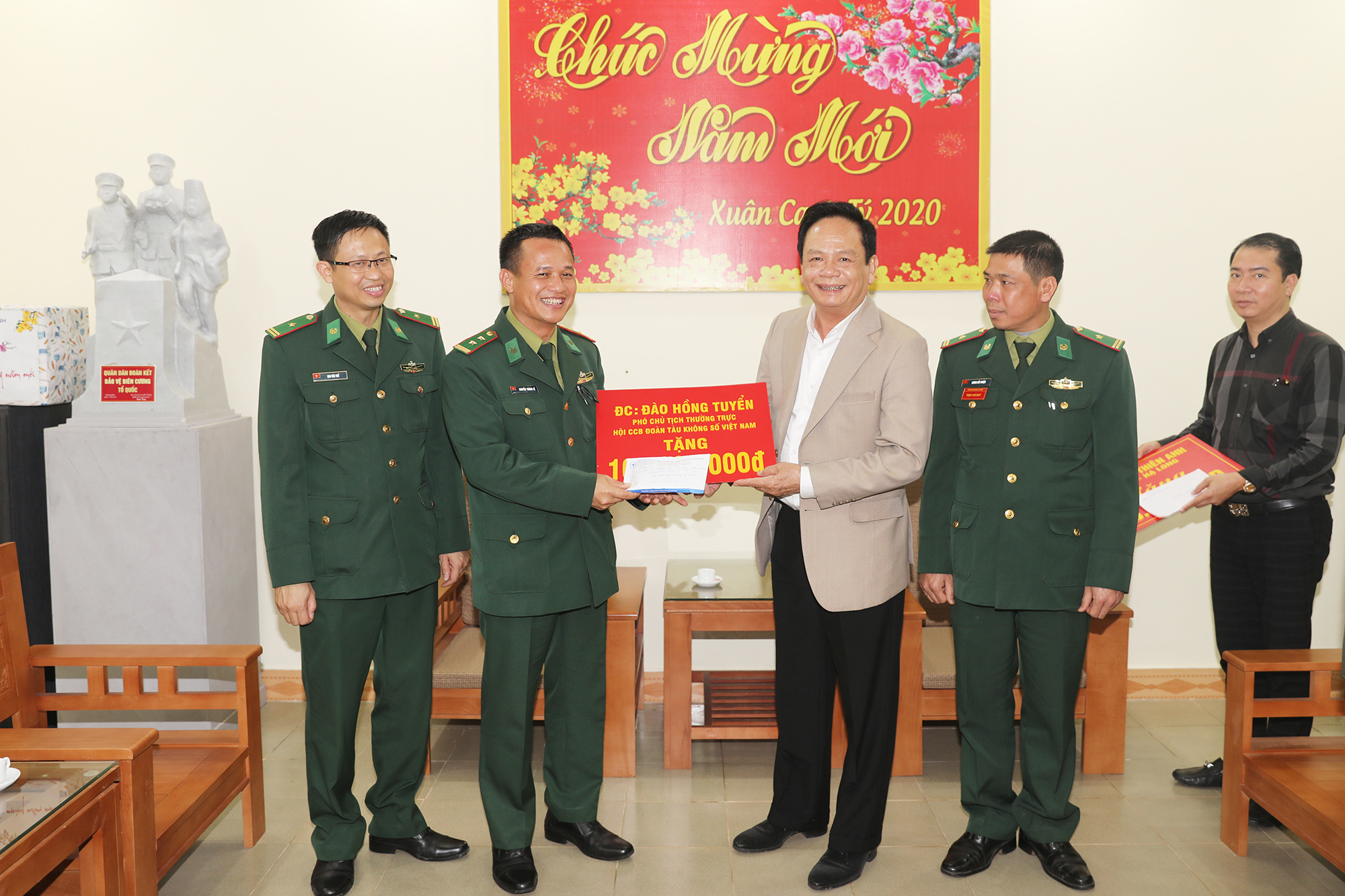Ông Đào Hồng Tuyển tặng quà cho Đồn biên phòng Pò Hèn, TP Móng Cái dịp Tết Nguyên đán 2020 vừa qua.