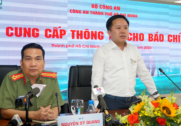 Đại tá Nguyễn Sỹ Quang và ông Từ Lương (Phó Giám đốc Sở Thông tin - Truyền thông). Ảnh: Mạnh Tùng.