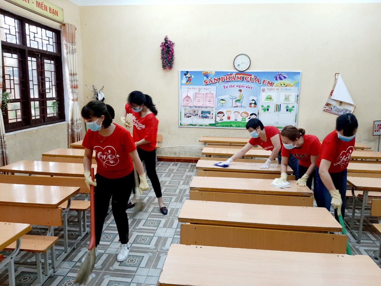 Giáo viên trường Tiểu học Yên Giang (TX Quảng Yên) khử trùng, vệ sinh lớp học trong những ngày học sinh nghỉ học. 