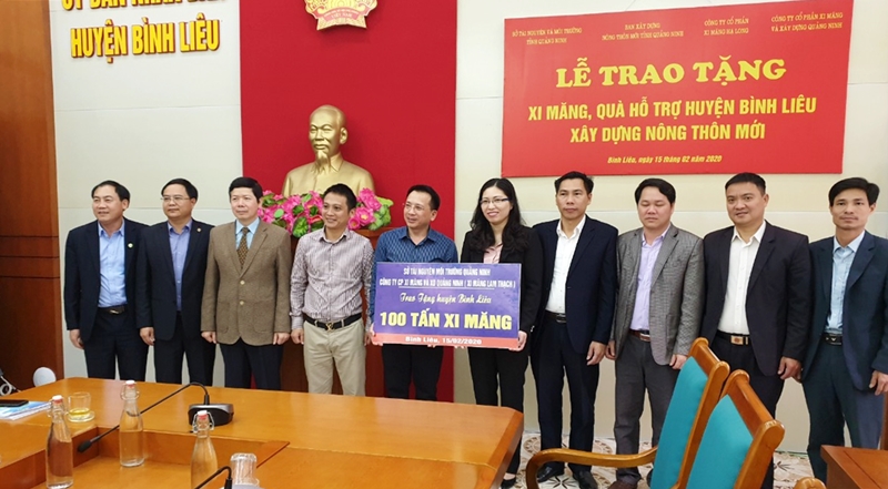Công tyCP xi măng & xây dựng Quảng Ninh trao tặng 100 tấn xi măng cho hai xã Lục Hồn và Tình Húc