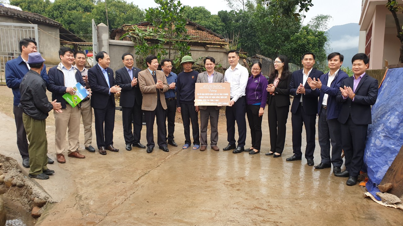 Công ty CP xi măng Hạ Long trao tặng xi măng cho xã Vô Ngại