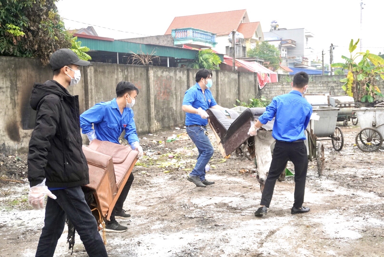 Đoàn thanh niên xã Thống Nhất tham gia dọn vệ sinh môi trường tại khu vực chợ dân sinh.