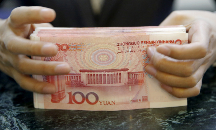 Cọc tiền được kiểm kê tại một chi nhánh ngân hàng ở Bắc Kinh. Ảnh: Reuters.