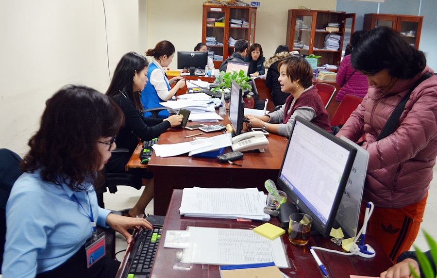 Cán bộ BHXH tỉnh giải quyết chế độ chính sách BHXH, BHYT cho người tham gia chính sách tại Trung tâm hành chính công  TP Hạ Long.