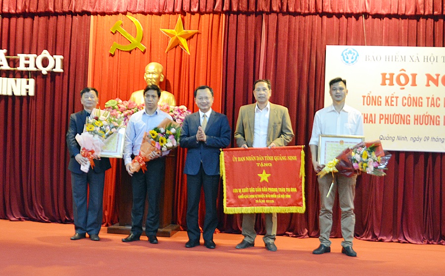Đồng chí Cao Tường Huy, Phó Chủ tịch UBND tỉnh, trao tặng cờ thi đua và bằng khen của UBND tỉnh cho các tập thể, cá nhân có thành tích xuất sắc