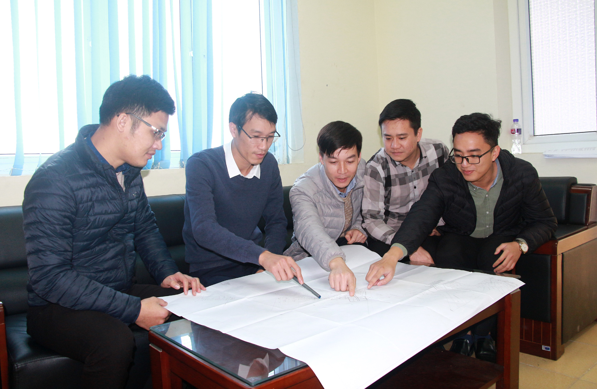 Trung tâm Phát triển quỹ đất huyện Vân Đồn rà soát tiến độ GPMB một số dự án trên địa bàn. Ảnh: Mạnh Trường