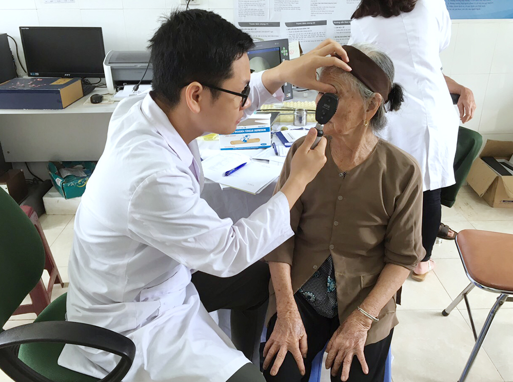 Đoàn khám bệnh lưu động của Bệnh viện Đa khoa tỉnh  kiểm tra bệnh về mắt cho người dân huyện Ba Chẽ vào tháng 5/2019 .