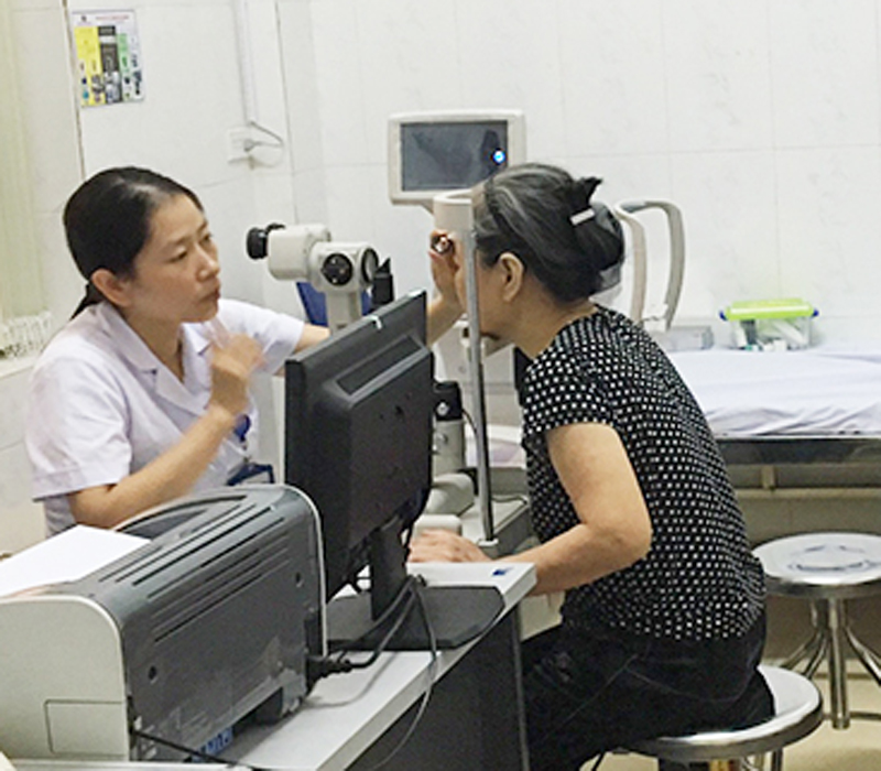 Người dân đến kiểm tra sức khỏe về mắt tại Phòng khám số 2, Bệnh viện Đa khoa tỉnh (ảnh chụp tháng 8/2019)