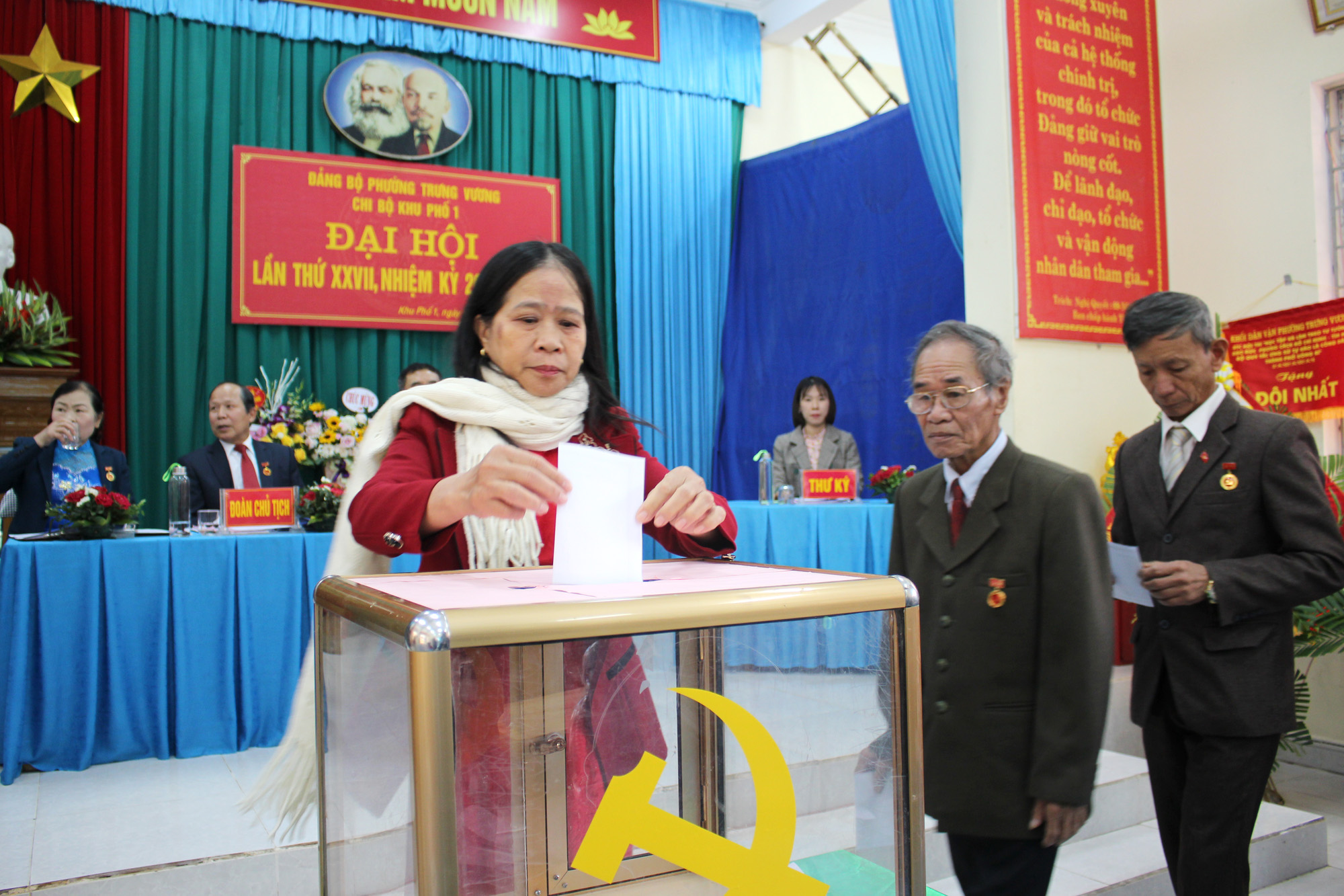 Đảng viên chi bộ khu 1 (phường Trưng Vương, TP Uông Bí) bỏ phiếu bầu Bí thư chi bộ khu nhiệm kỳ 2020-2022, ngày 18/1/2020.