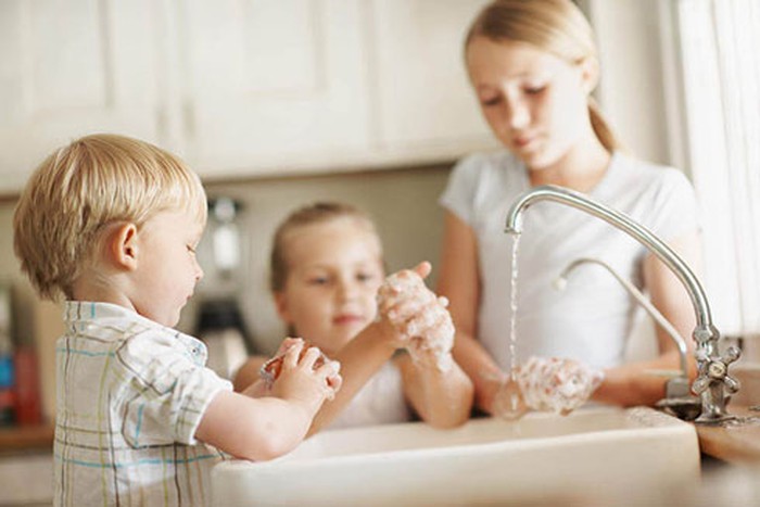 Người lớn hướng dẫn trẻ thường xuyên rửa tay bằng xà phòng, tránh chạm tay vào mắt, mũi, miệng