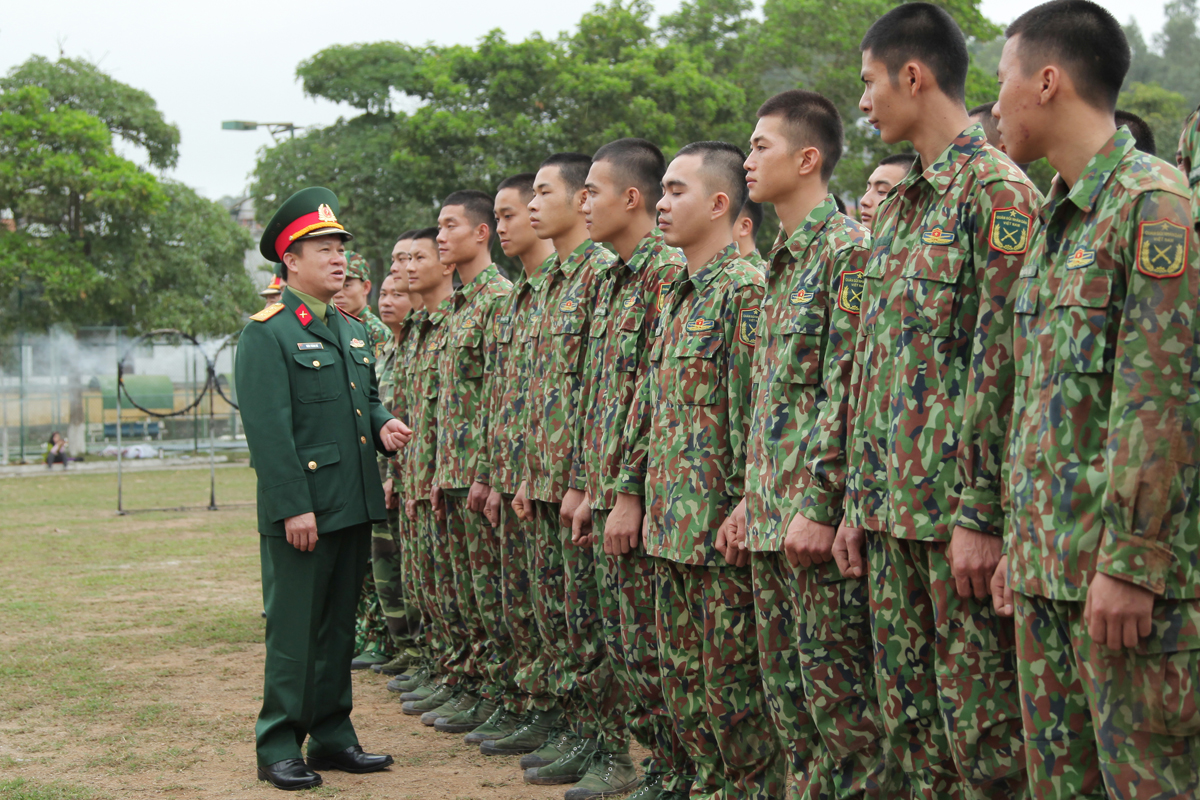 Thượng tá Khúc Thành Dư, Phó Chỉ huy trưởng, Tham mưu trưởng Bộ CHQS tỉnh, động viên cán bộ, chiến sĩ Đại đội Trinh sát chuẩn bị cho lễ ra quân huấn luyện năm 2020.