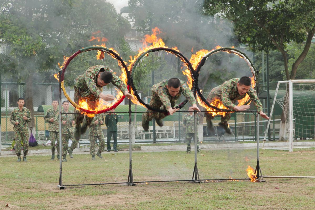 Cán bộ, chiến sĩ Đại đội Trinh sát luyện tập màn vượt vòng lửa.