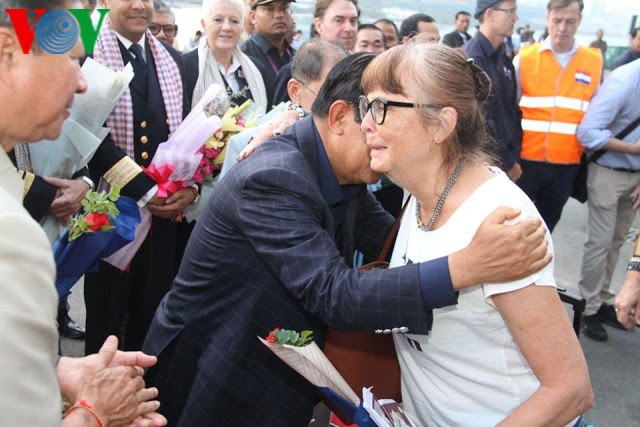 Thủ tướng Hun Sen gặp gỡ các du khách trên tàu Westerdam.
