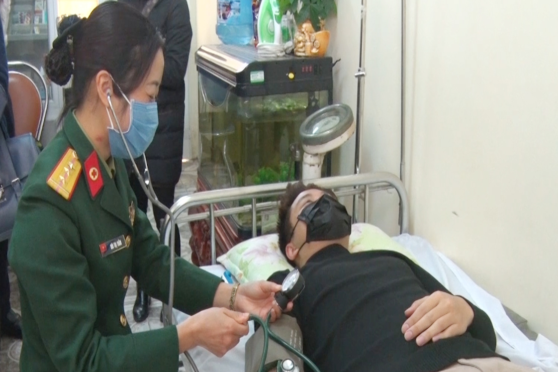 Các công dân được Quân y Bộ CHQS tỉnh khám sức khỏe sàng lọc lần cuối tại Trường Quân sự tỉnh Quảng Ninh.