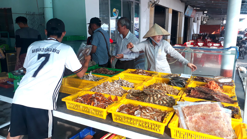  Tới Nam Du, hải sản vẫn là chủ đạo để du khách mua làm quà.