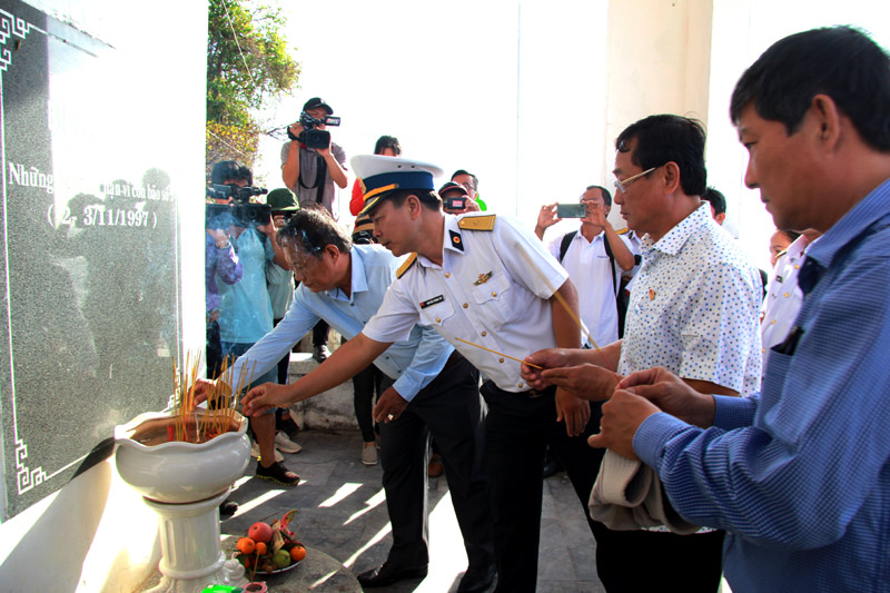  Đại diện lãnh đạo Bộ Tư lệnh Vùng 5 Hải quân và đoàn công tác thắp hương tưởng niệm gần 500 đồng bào bị thiệt mạng trong cơn bão Linda năm 1997.