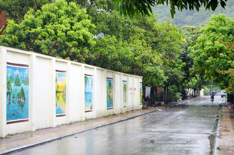 Dọc các tuyến phố trên địa bàn phường Cẩm Thủy đều mang màu xanh.