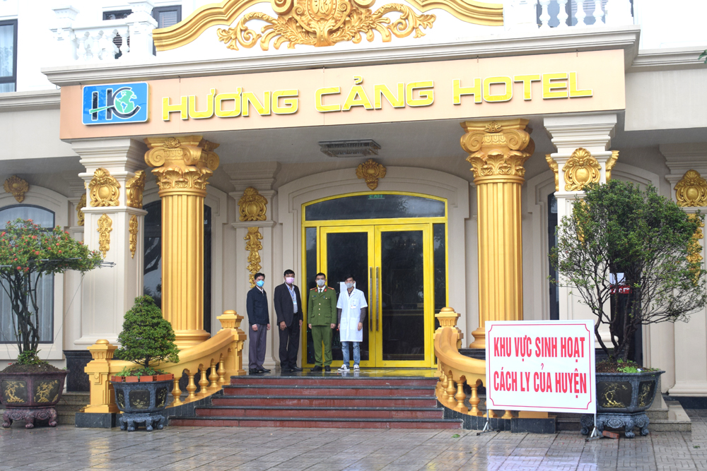 Khu cách ly tại khách sạn thị trấn Hải Hà luôn có các đơn vị chức năng túc trực trong thời điểm có người phải cách ly