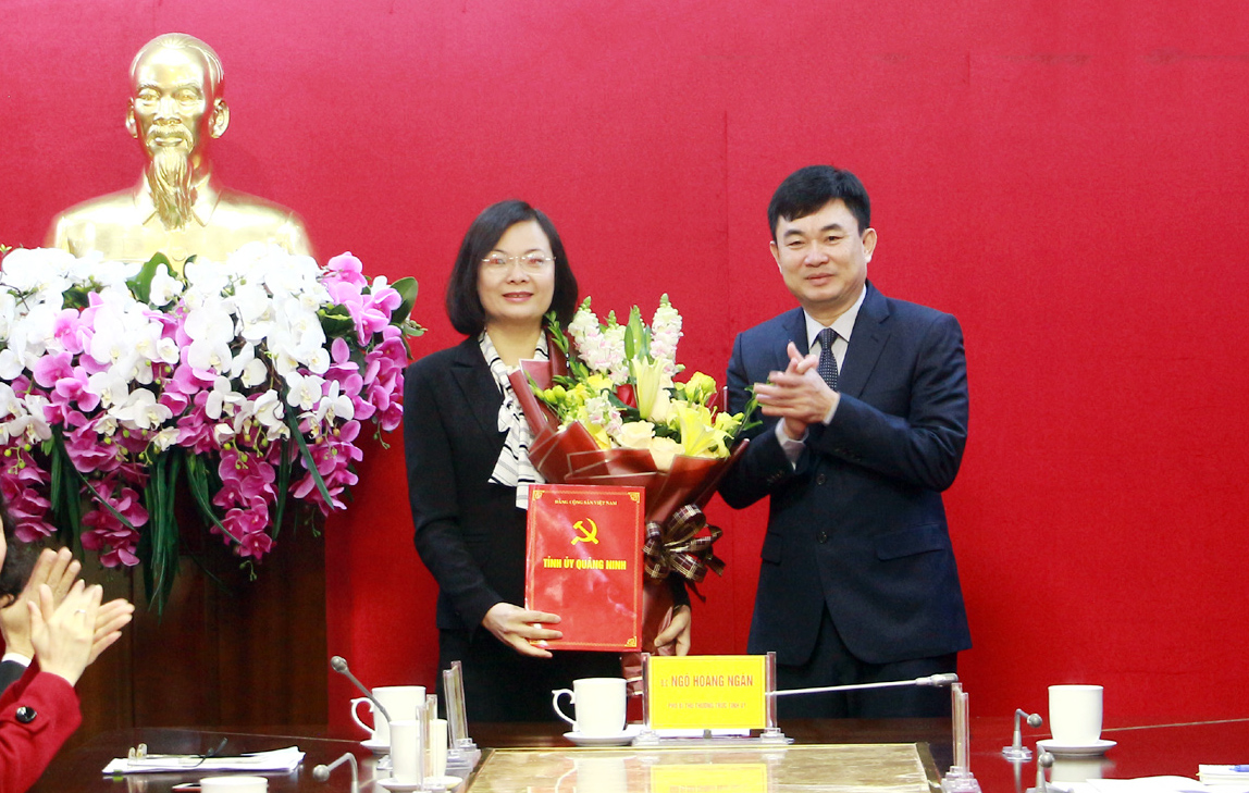 Đồng chí Ngô Hoàng Ngân, Phó Bí thư Thường trực Tỉnh ủy, trao quyết định cho đồng chí Nguyễn Vũ Thu Hòa.