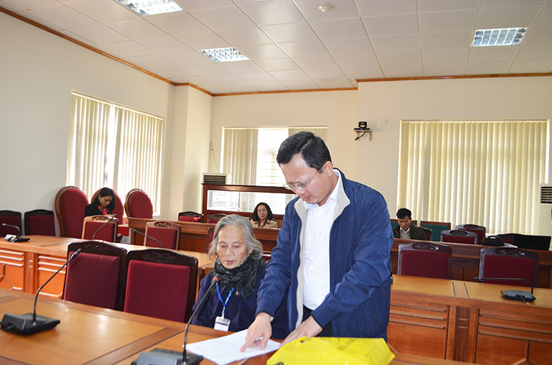 Đồng chí Cao Tường Huy, Phó Chủ tịch UBND tỉnh trò chuyện với công dân.