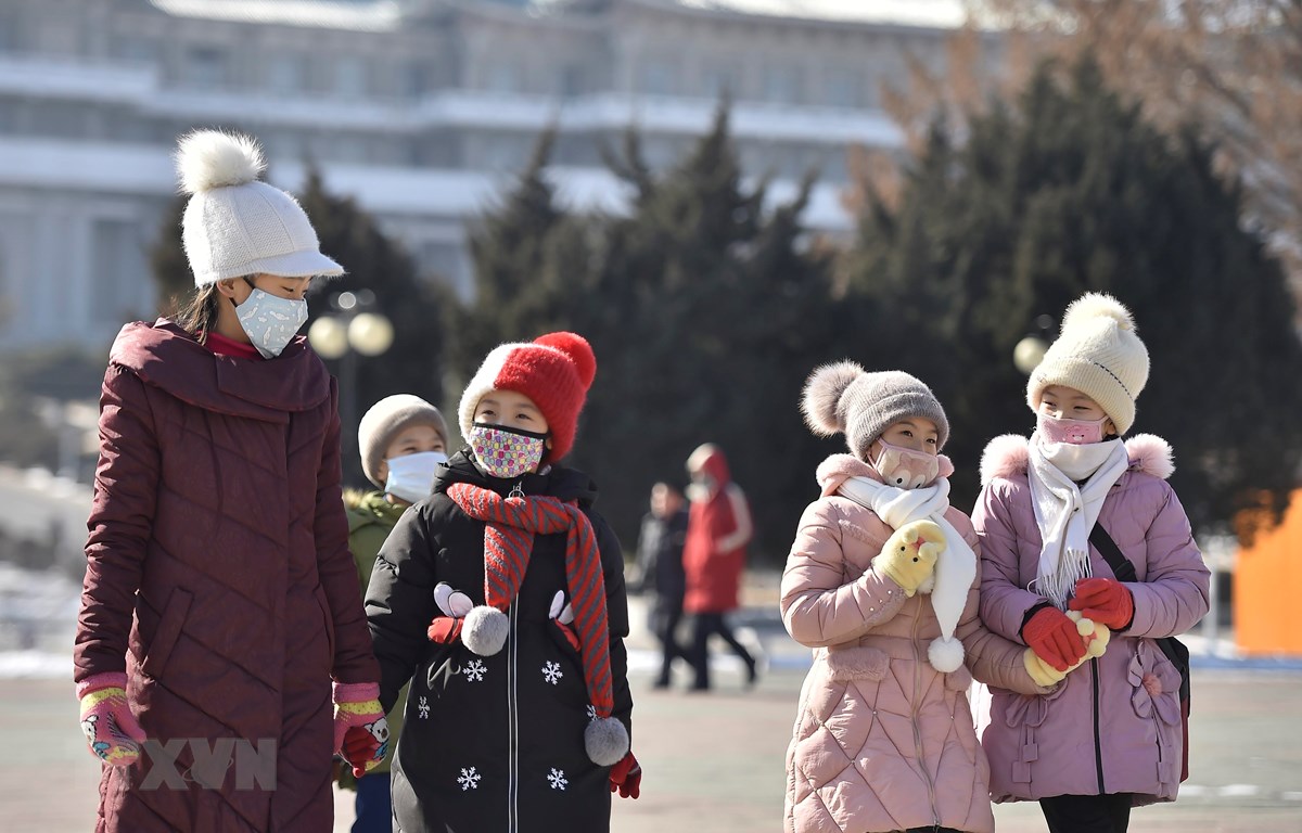 Người dân đeo khẩu trang đề phòng lây nhiễm bệnh viêm đường hô hấp cấp COVID-19 ở Bình Nhưỡng, Triều Tiên ngày 6/2/2020. (Ảnh: AFP/TTXVN)