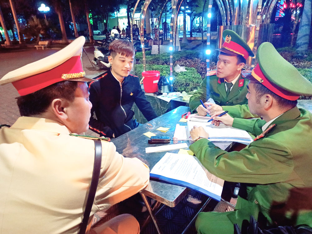 cán bộ, chiến sĩ Công an TP Uông Bí tuyên truyền cho người tham gia giao thông về qui định xử phạt hành chính theo Nghị định 100/2019/NĐ-Cp của chính phủ. Ảnh: Mai Hương (Uông Bí) 