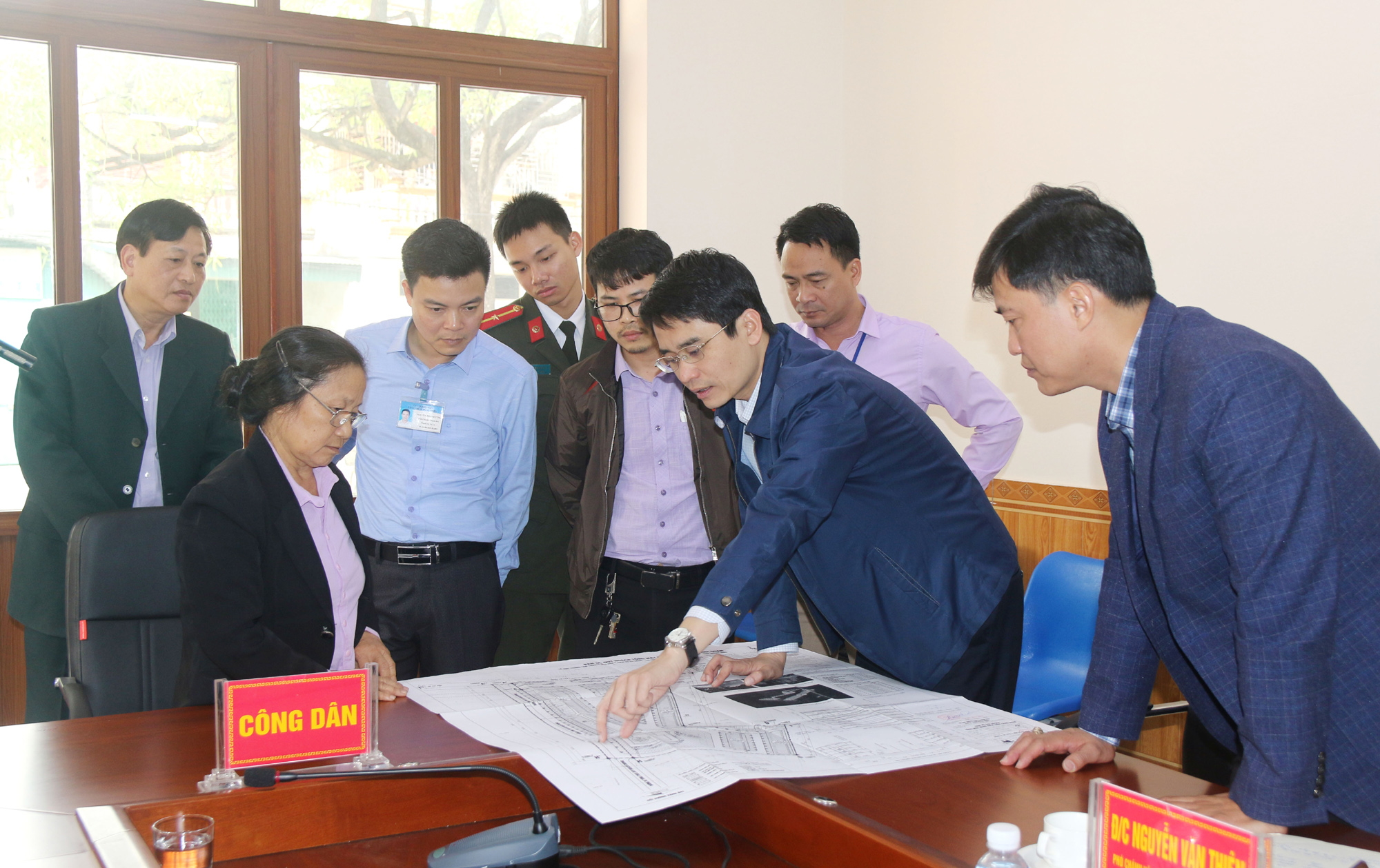 Đồng chí Phạm Văn Thành, Bí thư Thị ủy, Chủ tịch UBND TX Đông Triều cùng các phòng, ban chuyên môn giải quyết kiến nghị của công dân.