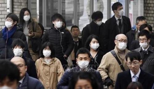 Du khách đeo khẩu trang phòng dịch viêm đường hô hấp cấp do virus corona chủng mới gây ra, tại Tokyo, Nhật Bản ngày 26/1/2020. Ảnh: Kyodo/TTXVN