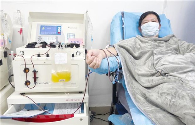 Bệnh nhân nhiễm Covid-19 hiến huyết tương sau khi được điều trị khỏi bệnh, tại Trung tâm hiến máu Vũ Hán, tỉnh Hồ Bắc, Trung Quốc, ngày 17/2/2020. (Ảnh: THX/ TTXVN)
