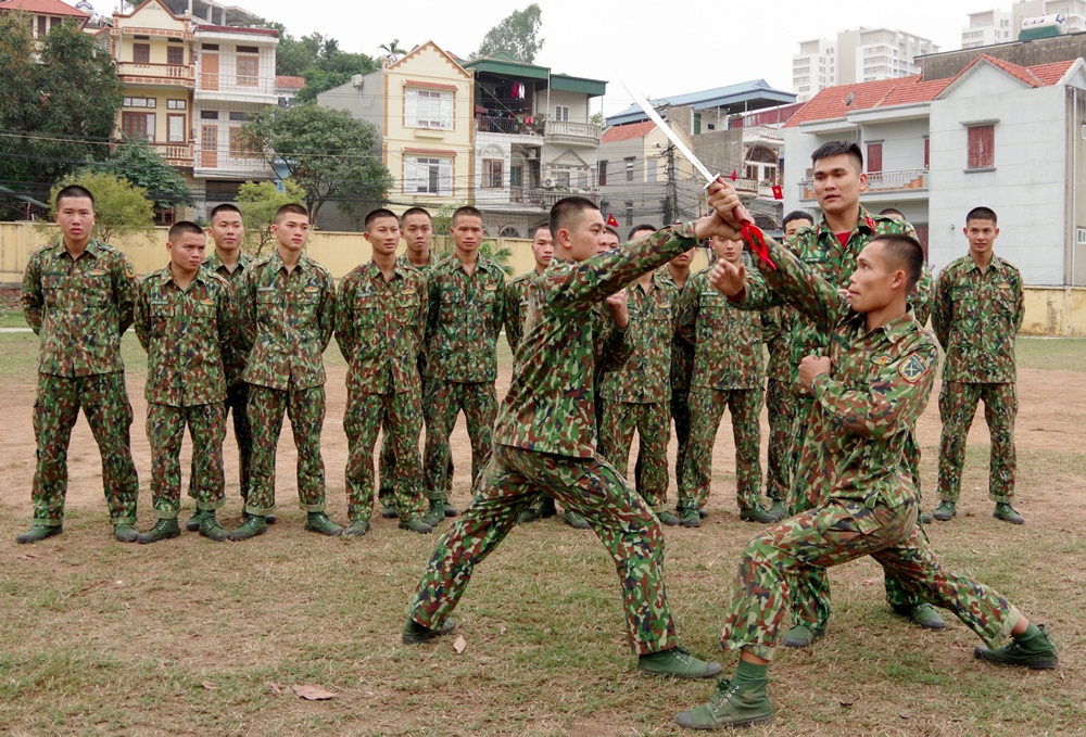 Thượng úy QNCN Vũ Văn Hiệp huấn luyện võ cho chiến sỹ