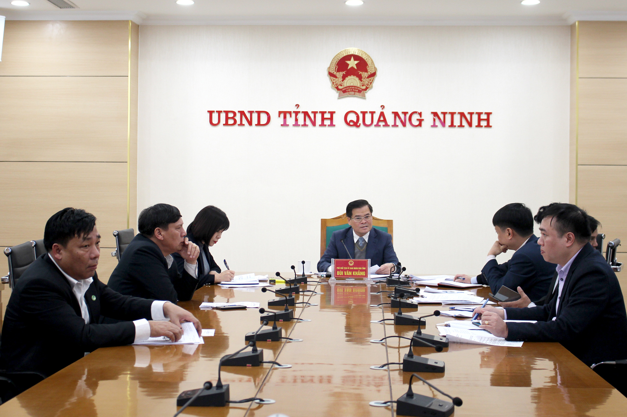 Đồng chí Bùi Văn Khắng, Phó Chủ tịch UBND tỉnh, chủ trì cuộc họp.